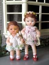 仲よし女の子　２体セット　東ドイツ　ミニチュア　ラバードール　ARI　　　