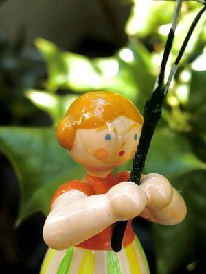 画像2: 花と少女　ドイツ エルツ地方のハンドクラフト　木工人形　　　　