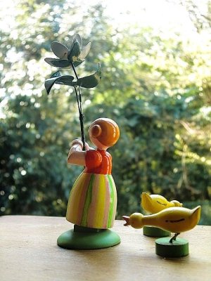 画像1: 花と少女　ドイツ エルツ地方のハンドクラフト　木工人形　　　　