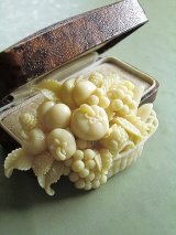 フルーツ　バスケット　アイボリー　セルロイド　ブローチ　