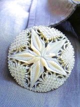 星の細工　美しい貝　ブローチ　マザーオブパール　ベツレヘムパール