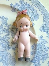 ピンクのリボンを結んだ女の子　オールビスクドール　９，５ｃｍ　HERTWIG　　　　
