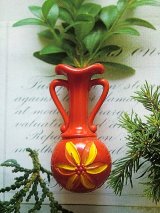 フラワーベースのブローチ　花好きさんの胸に