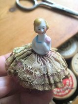アンティークのピンクッション　小さなハーフドール　アールデコ　針山　