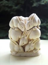 ウサギがいっぱい　ジュエリーボックス　アイボリーカラー