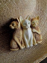 ３びきのねこ　ブローチ　アイボリーカラー