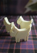 しっぽを立てた白いテリア　ボタン