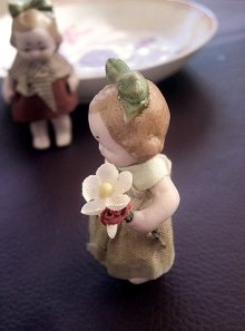 他の写真3: 花束を手にした女の子　オールビスク　HERTWIG　アンティークドール　　　　