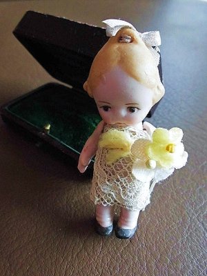 画像1: お花をもって　オールビスクの女の子　HERTWIG　アンティークドール　　　　
