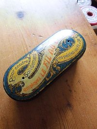 糸入れの缶　フレンチアンティーク　古い時代の小さなブリキ缶