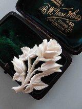 ホワイトローズ　薔薇のブローチ　白いアクセサリー　