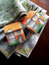 張出し窓のある小さな家　ブリキ缶　カントリーハウス　　英国　