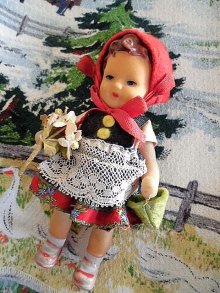 他の写真2: 花束もって　ミニチュア　ラバードール　東ドイツ　ARI社　アリドール　　赤ずきんちゃん　　