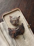 じっとみつめる猫のボタン　コッパー