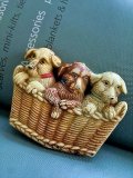 バスケットの中の子犬　セルロイド　ブローチ　