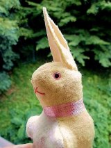海を渡ったジャパンラビット　レモンイエローのうさぎ　ピンクリボン