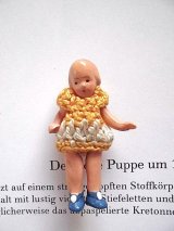 みかん色のニットを着たミニチュアドール　HERTWIG　３，６ｃｍ　ドールハウス