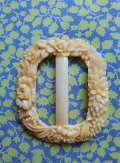 セルロイドのバックル　アイボリー　鈴蘭・薔薇　クラフトにも　５，２ｃｍ