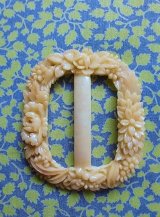 セルロイドのバックル　アイボリー　鈴蘭・薔薇　クラフトにも　５，２ｃｍ