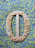セルロイドのバックル　アイボリー　鈴蘭・薔薇　クラフトにも　７，７ｃｍ
