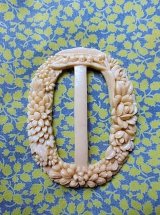 セルロイドのバックル　アイボリー　鈴蘭・薔薇　クラフトにも　７，７ｃｍ