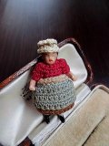 ブローチになったミニチュアドール　ニットドレス　ドイツ　HERTWIG　