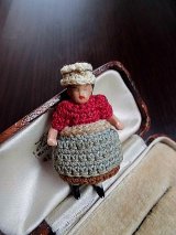ブローチになったミニチュアドール　ニットドレス　ドイツ　HERTWIG　