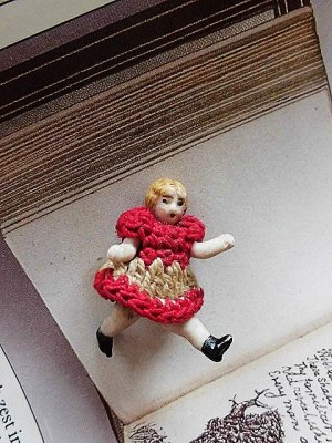 画像1: 赤いニットドレスの子　ミニチュアドール　３，１ｃｍ　HERTWIG　オールビスク　ドールハウス 　