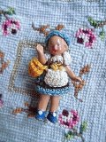 バスケットもった女の子　４，５ｃｍ　オールビスクドール　ニットドレス　ミニチュア　HERTWIG　　
