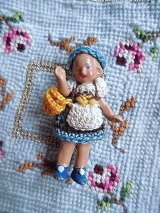 バスケットもった女の子　４，５ｃｍ　オールビスクドール　ニットドレス　ミニチュア　HERTWIG　　