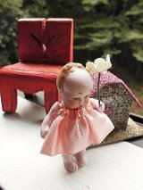 花をもった小さな子　オールビスクドール　４，３ｃｍ