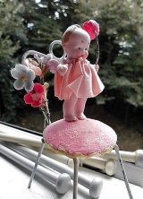 花をもった小さな子　オールビスクドール　４，３ｃｍ　