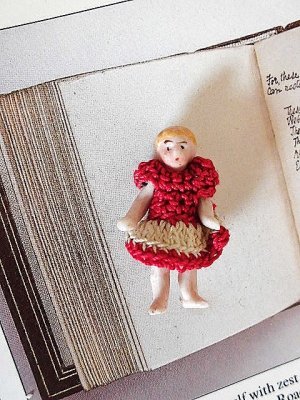 画像1: 赤いニットドレスの子　ミニチュアドール　３，２ｃｍ　HERTWIG　オールビスク　ドールハウス 　