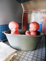 お風呂バスタイム　おしゃぶりをもったベビー　ミニチュアドール　シルトクレート　ジャーマンセルロイド　８ｃｍ　Schildkroet