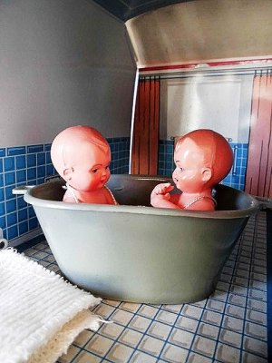 画像1: お風呂バスタイム　おしゃぶりをもったベビー　ミニチュアドール　シルトクレート　ジャーマンセルロイド　８ｃｍ　Schildkroet