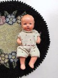 青い目のベビードール　９ｃｍ　ドイツ　HERTWIG　ドイリーとセット　