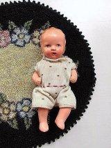 青い目のベビードール　９ｃｍ　ドイツ　HERTWIG　ドイリーとセット　