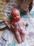 ピンクのフード姿が可愛いベビー　９，５ｃｍ　ジャーマンドール　　ヘルトヴィヒ