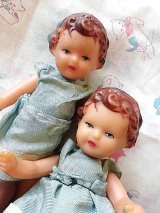 おそろいのブルードレス　女の子ふたり　ミニチュア　ドールハウス　東ドイツ　ARI社　アリドール　　　　