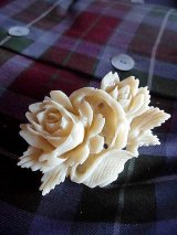 ローズバスケット　アイボリーカラー　セルロイド　ブローチ　