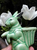 籠をしょったイースターラビット　花器　 　