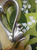 シルバーカップ　ＬＵＮＴ社　ナッツを抱いたリス