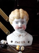 ブロンドヘアのマリオン　チャイナヘッド　９ｃｍ　アンティーク　　　
