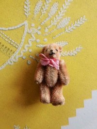 刺繍目のミニチュア熊 　２，５ｃｍ　英国　アーティストベア　　 　