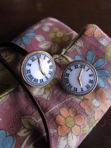 時計のガラスボタン　今何時？　