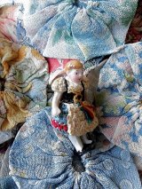 ニットドレスのミニチュアドール 　３，６ｃｍ　オールビスク 　HERTWIG　