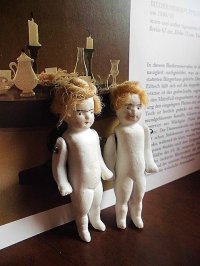 白い肌のミニチュアドール　フローズンシャーロット　人形遊び　１９世紀　　　　　　