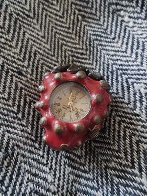 画像2: 懐中時計　古い時代の手巻き　ストロベリー　いちご型