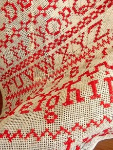 他の写真1: アンティークのサンプラー　赤い刺繍 　ウールステッチ