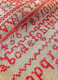 アンティークのサンプラー　赤い刺繍 　ウールステッチ